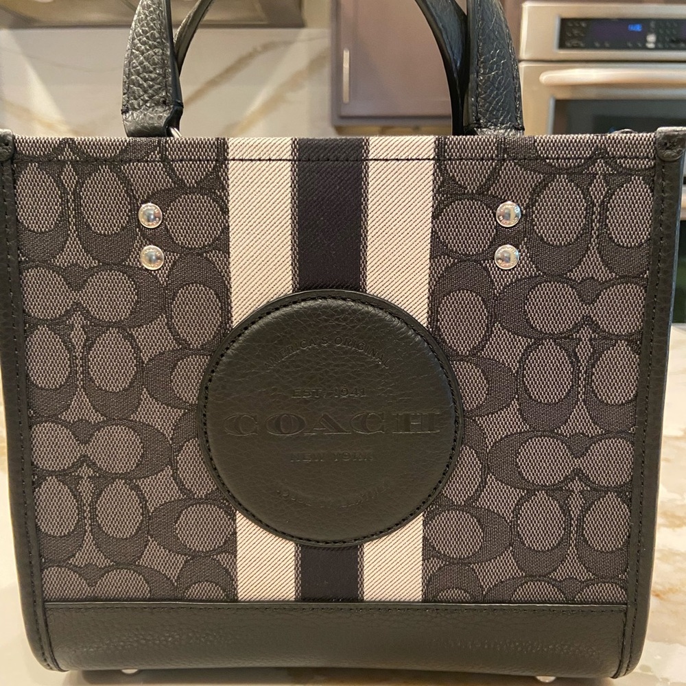 New COACH Dempsey 22 Tote in Signature Canvas